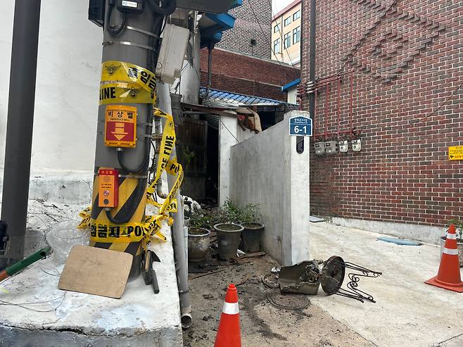 지난달 16일 가스 폭발로 추정되는 화재가 발생했던 서울 종로구 계동의 한 무허가 주택 앞. 화재로 이곳에 살던 월남전 참전 유공자 노부부가 숨졌다. /최하연 기자