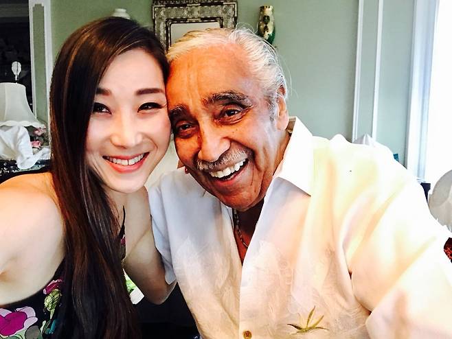 한나 김(왼쪽) 전 보건복지부 부차관보와 6·25 참전 용사였던 고(故) 찰스 랭걸 전 하원의원. 두 사람은 의원과 보좌관으로 7년을 동고동락했다./한나 김 전 부차관보 제공