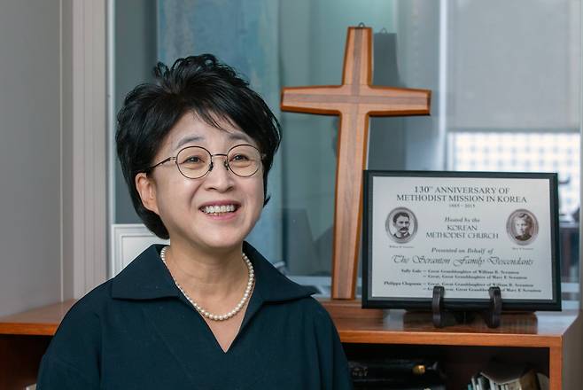 박정해 미감리교회 대한부인선교부 유지재단 이사장이 재단과 스크랜턴여성리더십센터에 대해 설명하고 있다. 박 이사장 옆엔 이화학당을 설립한 메리 스크랜튼 여사의 감리교 한국선교 130주년 기념패가 보인다./ 조인원 기자