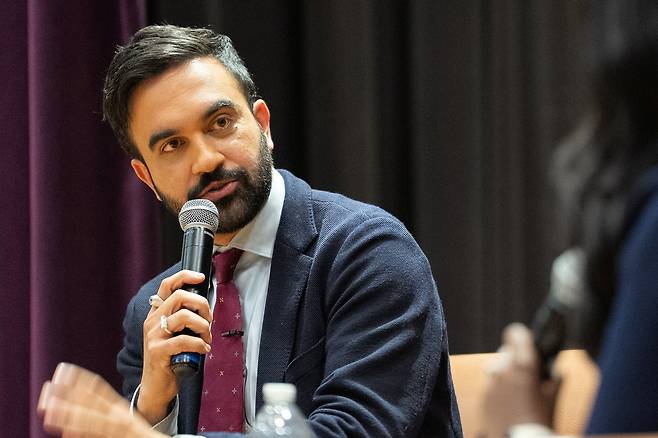 조란 맘다니 뉴욕주 하원의원이 24일 열린 민주당 뉴욕시장 경선에서 1위를 차지하는 이변을 일으켰다./로이터 연합뉴스