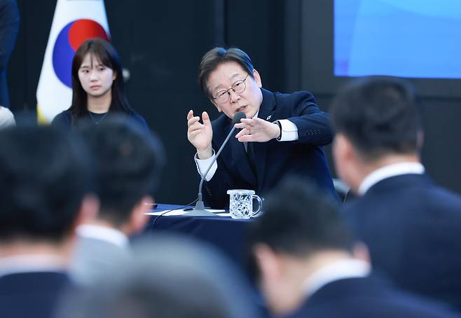 이재명 대통령이 25일 광주 국립아시아문화전당에서 열린 광주시민, 전남도민과 타운홀미팅에서 발언하고 있다./뉴시스