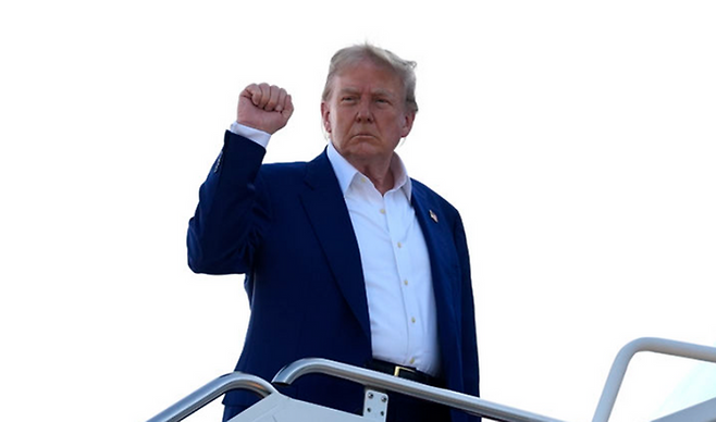 도널드 트럼프 미국 대통령이 24일(현지시간) 메릴랜드 주에서 대통령 전용기(에어포스원)에 오르고 있다. ⓒAP/뉴시스