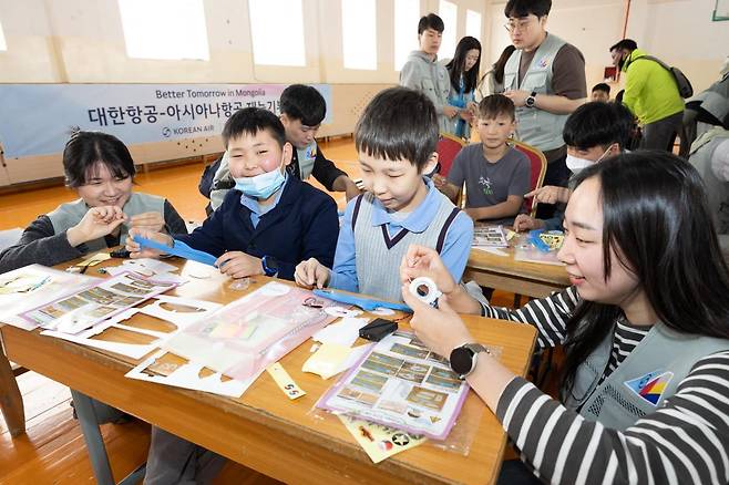 올해 5월 대한항공과 아시아나항공 임직원들이 몽골 현지 학교를 찾아 재능기부 봉사활동하는 모습.
