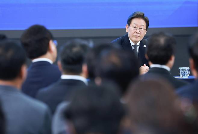 이재명 대통령이 25일 광주 국립아시아문화전당에서 광주시민, 전남도민과 타운홀미팅을 하고 있다. ⓒ뉴시스