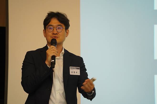 공병수 POSCO E&C 기술연구원 차장이 25일 전남대학교 공과대학 코스모스홀에서 열린 '제3회 EFET 심포지엄-청색기술 혁신포럼: 기후위기 NET-ZERO를 향해'에서 '스마트 청색도시, 기후회복의 미래 전략'을 주제로, 청색기술을 도시 인프라에 통합한 구체적 실행 전략을 공유하고 있다.