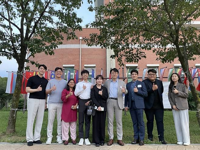 25일 전남대 공과대학 코스모스홀에서 열린 제3회 EFET 심포지엄-청색기술 혁신포럼: 기후위기 NET-ZERO를 향해'를 주최한 정석희 전남대 EFET센터장(오른쪽에서 4번째)이 연구원들과 함께 기념촬영하고 있다.