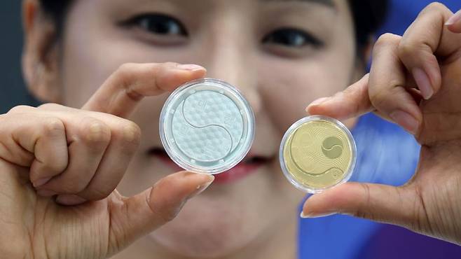 한국조폐공사가 25일 서울 마포구 한국조폐공사 서울사옥 화폐제품 판매관에서 '광복 80년 기념메달'을 공개하고 있다. 대한민국 광복 80년을 기념해 제작된 메달은 오는 30일부터 7월 11일까지 선착순 예약판매한다. 사진=서동일 기자