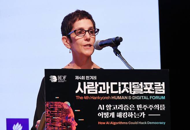 야엘 아이젠스타트 민주주의를 위한 사이버보안 이사가 25일 오전 서울 중구 대한상공회의소 국제회의장에서 열린 제4회 한겨레 사람과 디지털 포럼에서 ‘소셜 미디어, 알고리즘 그리고 민주주의: 누가 책임져야 하는가’를 주제로 기조발제를 하고 있다. 신소영 기자 viator@hani.co.kr