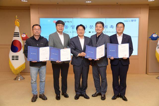 강기정(왼쪽에서 세번째) 광주광역시장이 지난해 6월 27일 노동정책자문단에 위촉장을 수여하고 있다. 사진 왼쪽에서 네번째가 박송호 참여와혁신 발행인. 광주광역시 제공