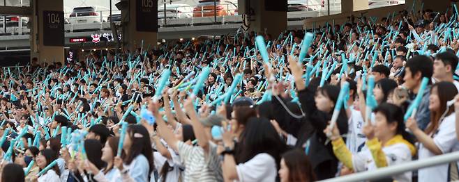 <yonhap photo-4982="">(창원=연합뉴스) 김동민 기자 = 30일 경남 창원NC파크에서 열린 프로야구 2025 신한 SOL 뱅크 KBO리그 한화 이글스와 NC 다이노스 경기에서 팬이 응원하고 있다. NC다이노스 홈구장인 창원NC파크에서의 경기는 구조물 낙하 사망 사고 이후 62일이다. 2025.5.30 image@yna.co.kr/2025-05-30 19:29:51/ <저작권자 ⓒ 1980-2025 ㈜연합뉴스. 무단 전재 재배포 금지, AI 학습 및 활용 금지></yonhap>