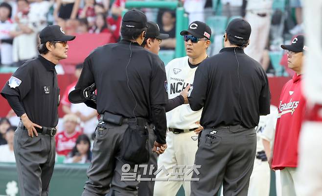 22일 오후 인천 SSG 랜더스필드에서 열린 2025 프로야구 KIA 와 SSG경기. 7회 SSG 에레디아가 안타를 날린뒤 이숭용감독이 심판에게 얘기하고 있다. 인천=정시종 기자 capa@edaily.co.kr