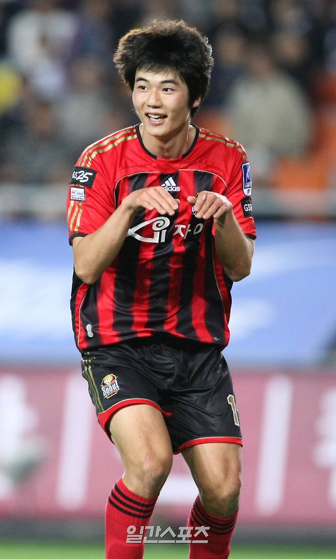 2008.10.29. K리그 수원삼성-FC서울 경기가 29일 수원월드컵경기장에서 열렸다. 후반전 FC서울 기성용이 골을 넣은후 세리머니를 하고 있다. 사진=IS 포토