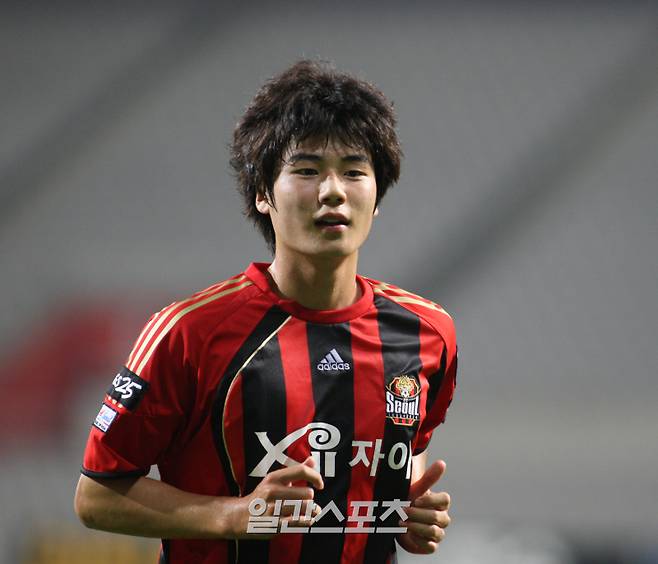 2009.07.07 서울월드컵경기장= FC서울 기성용이 경기종료 후 벤치로 향하고 있다. 사진=IS 포토