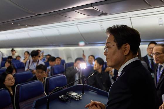 이재명 대통령이 16일(현지시간) 주요 7개국(G7) 정상회의 참석을 위해 캐나다 앨버타주 캘거리로 향하며 공군 1호기에서 기자간담회를 하고 있다. 김현동 기자