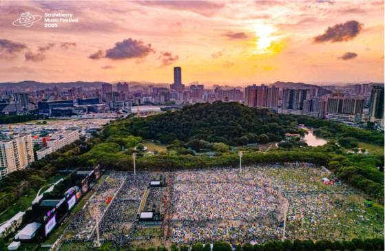 중국 둥관에서 개최된 〈2025년 스트로베리 뮤직 페스티벌〉 공연장 전경. 중국콘텐츠 상업동향