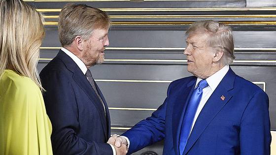 도널드 트럼프 미국 대통령(오른쪽)이 네덜란드 헤이그에서 열리는 북대서양조약기구(NATO) 정상회의를 앞두고 네덜란드 빌럼 알렉산더르 국왕을 만나 악수하고 있다. 왼쪽은 막시마 네덜란드 왕비. AP=연합뉴스