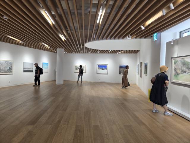 ▲ 강원갤러리 전시를 찾은 관람객들.