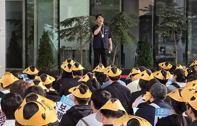 넥슨 자회사 네오플 노동조합의 조정우 분회장이 18일 서울 강남구 서울지사 사옥 앞에서 집회를 열고 발언하고 있다. 네오플은 사측의 성과급 제도 변경에 항의하며 25일부터 3일간 파업에 돌입한다./사진=연합뉴스