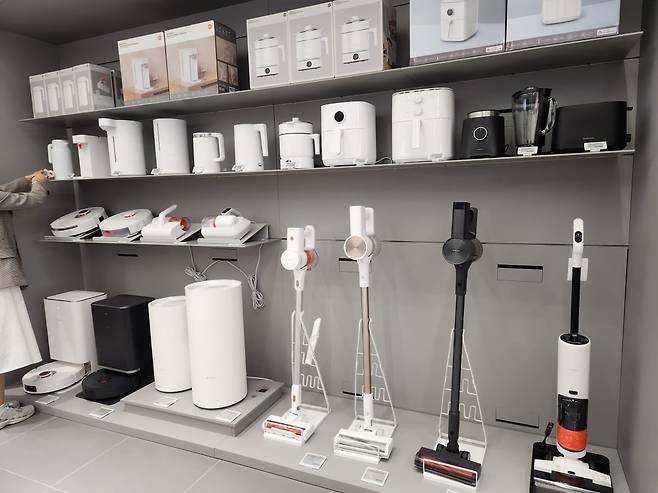 오는 28일 정식 오픈하는 샤오미코리아 매장 내부에 각종 샤오미 제품이 진열돼 있다. 사진=김대영 기자