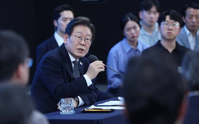 이재명 대통령이 25일 광주시 동구 국립아시아문화전당에서 열린 호남 지역발전을 위한 간담회에서 참석자들의 질문에 답하고 있다./사진=대통령실사진기자단