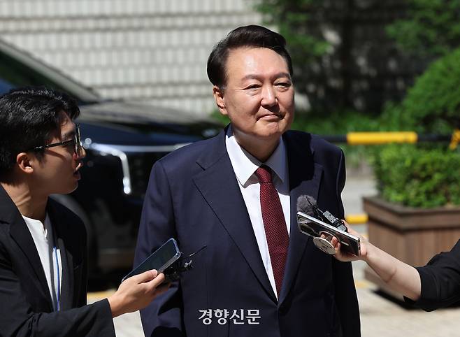 윤석열 전 대통령이 지난 23일 오전 서울 서초구 서울중앙지방법원에서 내란 우두머리 혐의 사건 8차 공판에 출석하고 있다. 사진공동취재단