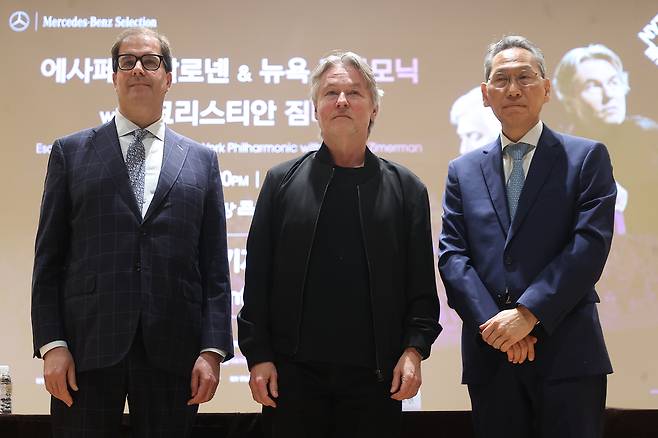 (왼쪽부터)마티아스 타르노폴스키 뉴욕필하모닉 최고경영자(CEO), 지휘자 에사 페카 살로넨, 김용관 마스트미디어 대표가 25일 서울 서초구 서울문화예술교육센터서초에서 열린 뉴욕 필하모닉 오케스트라 내한 공연 기자간담회에서 포즈를 취하고 있다. 연합뉴스