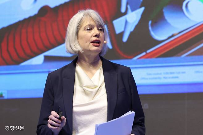 지나 네프 영국 케임브리지대 민더루 기술·민주주의 센터장이 25일 서울 중구 롯데호텔에서 열린 <2025 경향포럼>에서 기조 강연을 하고 있다. 이준헌 기자