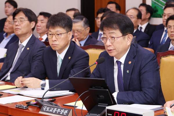 박상우 국토교통부 장관이 25일 국회 국토교통위원회 전체회의에 출석해 의원들의 질의에 답변하고 있다. 연합뉴스