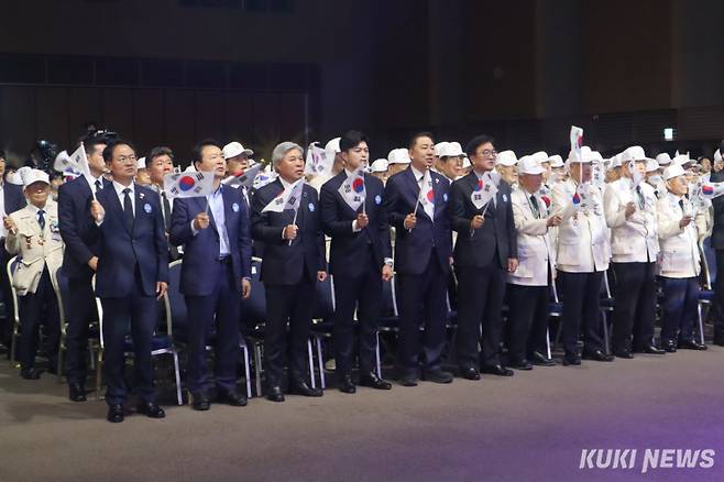 (오른쪽부터) 우원식 국회의장, 김병기 더불어민주당 당 대표 직무대행 겸 원내대표, 김용태 국민의힘 비상대책위원장이 25일 오전 대전컨벤션센터에서 열린 6·25전쟁 75주년 행사에서 태극기를 흔들고 있다. 양다경 기자