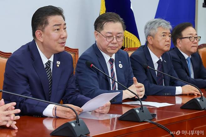 (서울=뉴스1) 안은나 기자 = 김병기 더불어민주당 대표 직무대행 겸 원내대표가 25일 오후 서울 여의도 국회에서 경제6단체 상근부회장단을 면담, 모두 발언을 하고 있다. 2025.6.25/뉴스1 Copyright (C) 뉴스1. All rights reserved. 무단 전재 및 재배포, AI학습 이용 금지. /사진=(서울=뉴스1) 안은나 기자