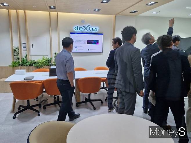 25일 '전남 덱스터(deXter)' 개소식에 참석한 관계자들이 사무실을 둘러보고 있다./홍기철기자