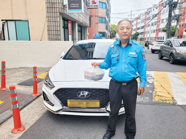 송수빈 봉사자가 지난 12일 제주시 초록우산 제주종합사회복지관에서 독거노인들에게 배달할 밑반찬을 들고 있다. 초록우산 제공