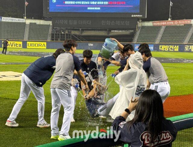 1139일 만에 승리투수가 된 후 동료들에게 물폭탄 선물을 받고 있는 두산 베어스 박신지./잠실 = 박승환 기자