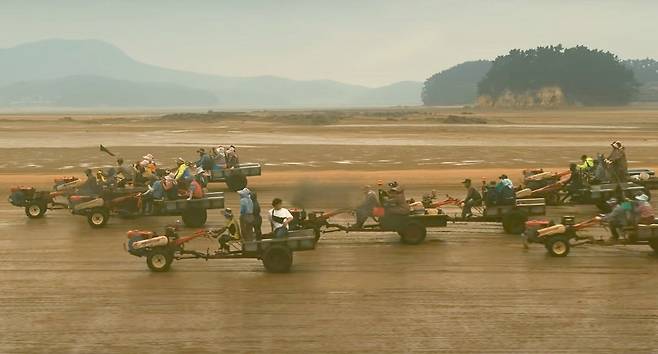 서산 가로림만 머드맥스, 어르신 갯벌 바지락 경운기 부대의 출격