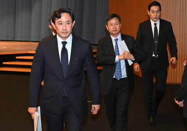 최윤범(왼쪽) 고려아연 회장이 지난해 11월 서울 중구 대한상공회의소에서 기자회견을 마친 뒤 이동하고 있다. 임세준 기자
