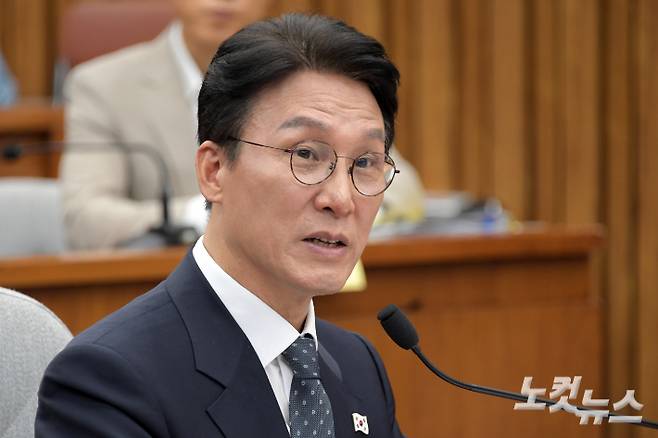 김민석 국무총리 후보자가 24일 서울 여의도 국회에서 열린 인사청문회에서 의원 질의에 답변을 하고 있다. 윤창원 기자