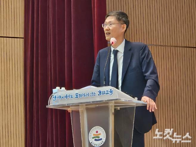 문형배 전 재판관이 25일 울산광역시교육청 대강당에서 교직원들을 대상으로 헌법 특강을 하고 있다. 반웅규 기자