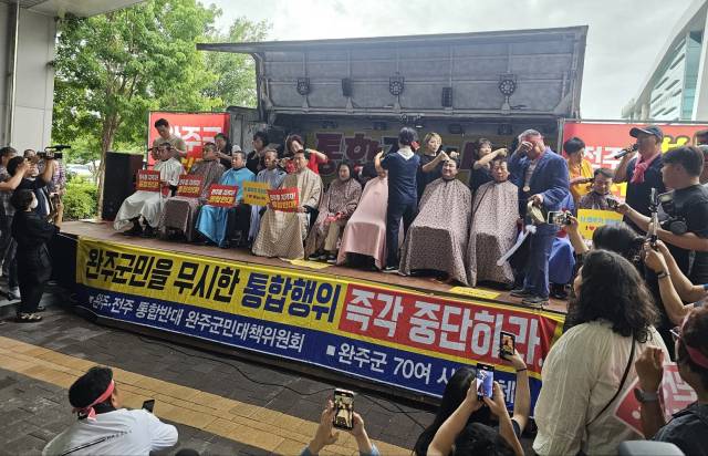▲25일 오전 완주군청 앞에서 완주군의회 의원들이 완주-전주 행정통합에 반대하며 삭발식을 진행하고 있다. ⓒ프레시안(양승수)