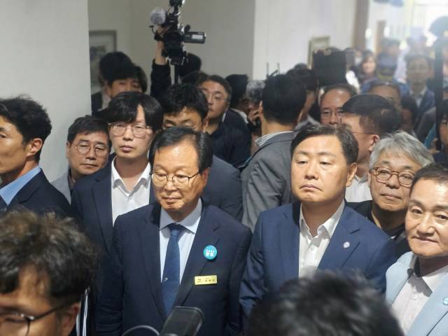 ▲기자실 방문을 마친 뒤 로비로 나오고 있는 김관영 전북도지사와 유희태 완주군수. ⓒ프레시안(양승수)