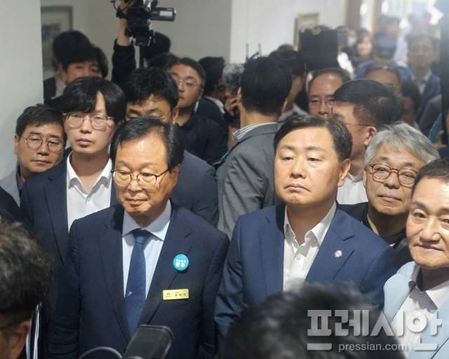 ▲ 25일 완주군청 기자실 방문 후, 로비로 나서고 있는 김관영 전북도지사와 유희태 완주군수. ⓒ프레시안(양승수)