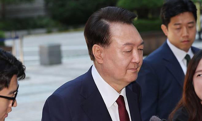 윤석열 전 대통령이 23일 오전 서울 서초구 서울중앙지방법원에서 내란 우두머리 혐의 사건 8차 공판에 출석하고 있다. 뉴스1