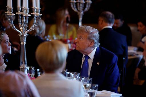 네덜란드 헤이그에서 나토 정상회의가 개막한 24일(현지시간) 빌럼 알렉산더르 네덜란드 국왕 주최로 열린 기념 만찬에 참석한 도널드 트럼프 미국 대통령(가운데)이 무엇인가를 응시하고 있다. 로이터연합뉴스