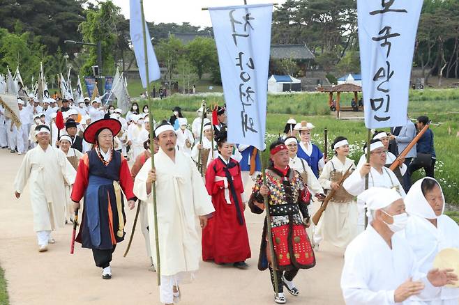 지난 5월 11일 전북 정읍에서 열린 제58회 동학농민혁명 기념제에서 농민군 복장을 한 시민들이 진군을 재현하고 있다. 정읍시 제공