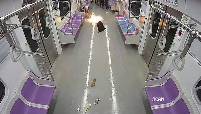 지난달 31일 오전 8시42분쯤 방화범 원모씨가 지하철 5호선 열차 내부에 휘발유를 뿌린 뒤 불을 붙이고 있다. 서울남부지검 제공(뉴시스)