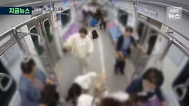 지난달 31일 오전 8시42분쯤 방화범 원모씨가 지하철 5호선 열차 내부에 휘발유를 뿌리자 논란 시민들이 대피하고 있다. 일부 시민들은 바닥이 미끄러워 넘어지기도 했다. 서울남부지검 제공(KBS 뉴스 화면 캡처)