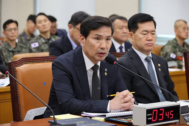 김선호 국방부 장관 직무대행이 25일 국회에서 열린 국방위원회 전체회의에서 의원 질의에 답변하고 있다. 연합뉴스