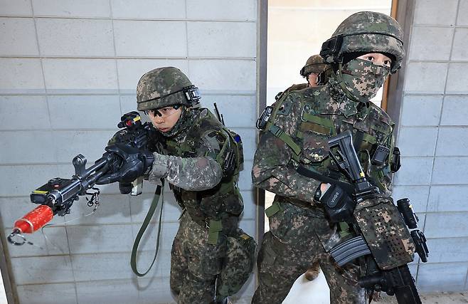 육군 제30기갑여단 비호대대 장병들이 3월 19일 경기 파주시 도시지역작전 훈련장에서 한미 연합 도시지역작전 훈련을 펼치고 있다. 파주=뉴스1