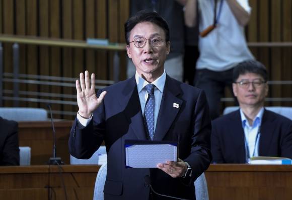 김민석 총리 후보자 청문회 ‘선서’ - 김민석 국무총리 후보자가 24일 오전 국회에서 열린 인사청문회에서 선서를 하고 있다. 김 후보자는 이날 “대통령께 총리직이 제 정치의 마지막일 수 있다는 생각으로 전력투구하겠다는 말씀을 드렸다”고 밝혔다. 뉴시스