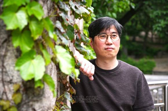 8년간의 침묵을 깨고 네 번째 시집 ‘네가 봄에 써야지 속으로 생각했던’으로 돌아온 심보선 시인이 24일 서울신문과의 인터뷰를 위해 서울 서대문구 연세대 교정에 선 모습. 안주영 전문기자