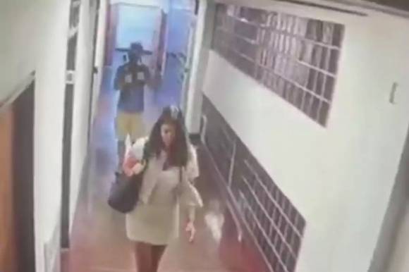 훌리에타 마킨타시 판사가 출연한 다큐멘터리 촬영 장면을 녹화한 폐쇄회로(CC)TV 이미지. 출처=라 데레차 디아리오